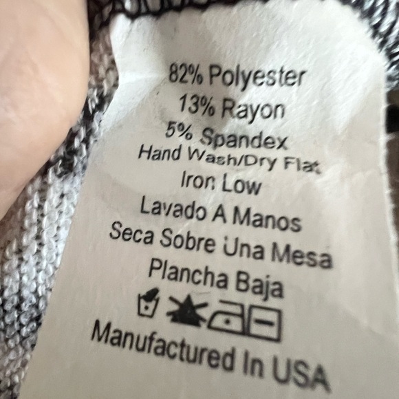 Chris & Carol Pullover V Neck Black and Off White Geometric Women's Top - Picture 3 of 5